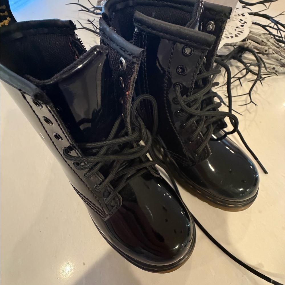 Little Girls Doc Martens Black Patent Leather Lace-Up Boots (10)